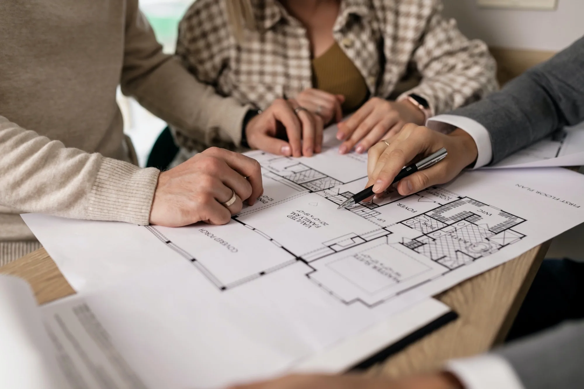 Stai pensando di vendere casa? Scopri in questo articolo i 5 buoni motivi per cui dovresti affidarti ad un'agenzia immobiliare