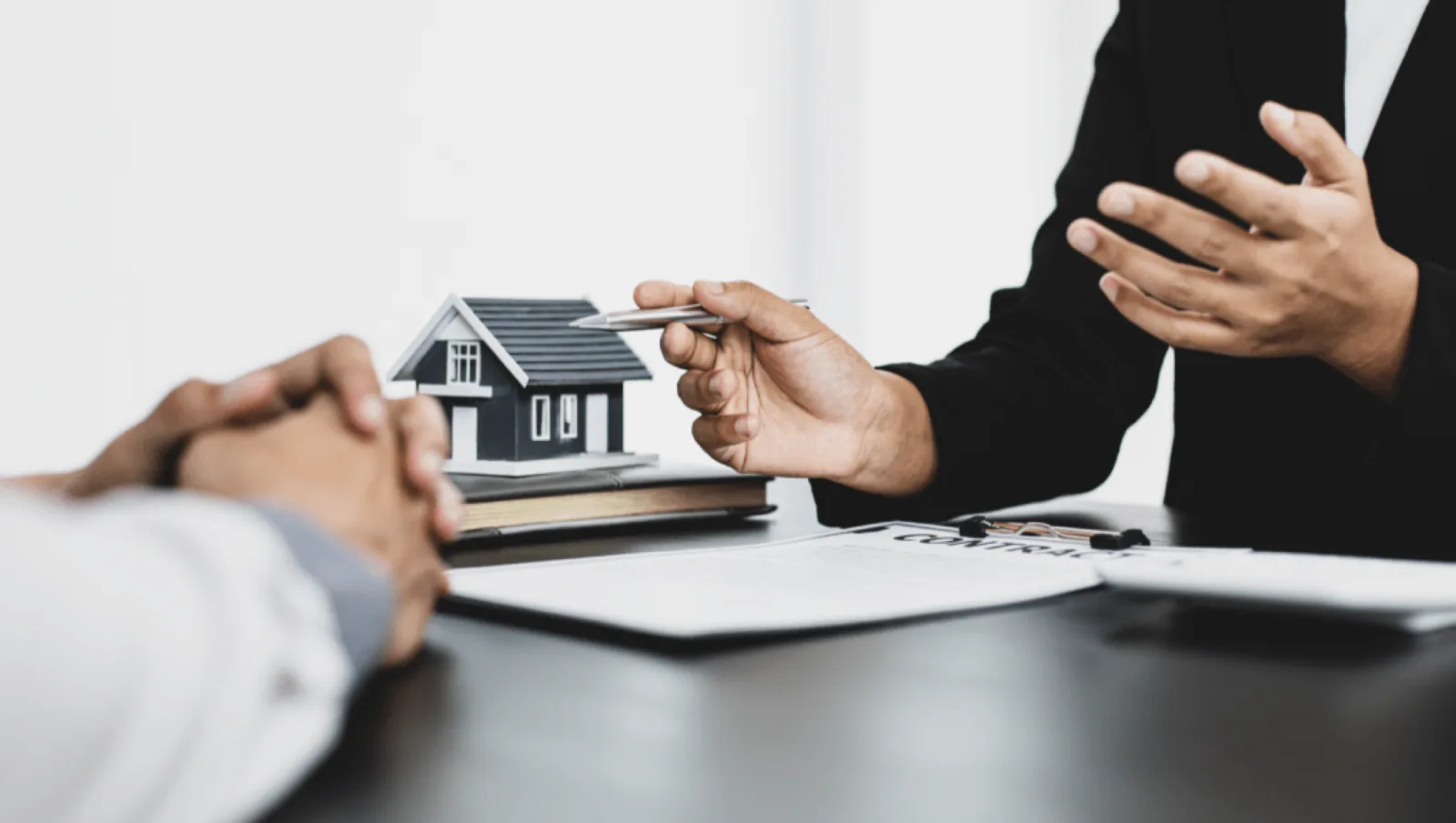Stai pensando di vendere casa? Scopri in questo articolo i 5 buoni motivi per cui dovresti affidarti ad un'agenzia immobiliare