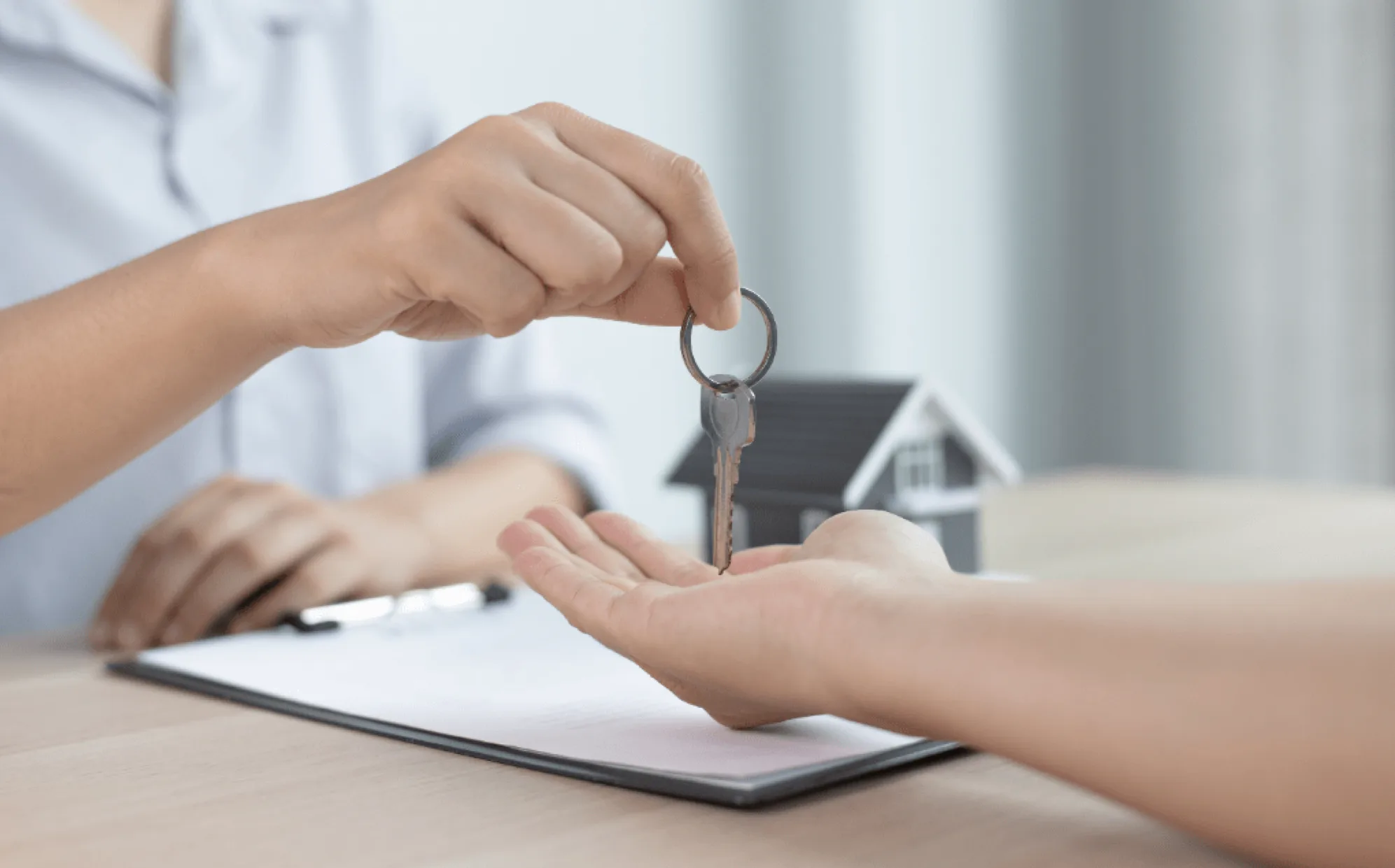 Stai pensando di vendere casa? Scopri in questo articolo i 5 buoni motivi per cui dovresti affidarti ad un'agenzia immobiliare.